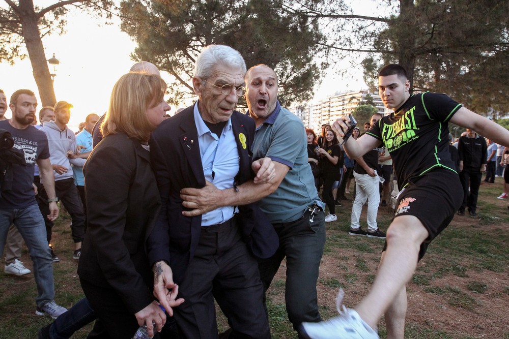 O prefeito Yiannis Boutaris é protegido de agressão de suposto membro de extrema-direita durante comício (Foto: Eurokinissi/ AFP)