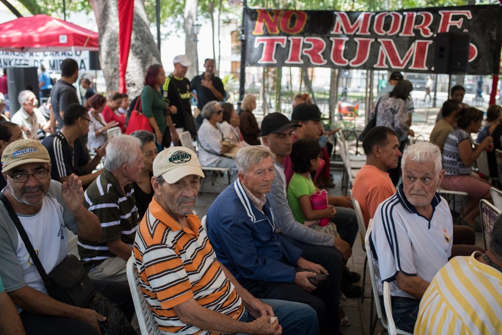 Venezuelanos aguardam para assinar um documento contra as sanções dos norte-americanos — Foto: Federico Parra/AFP