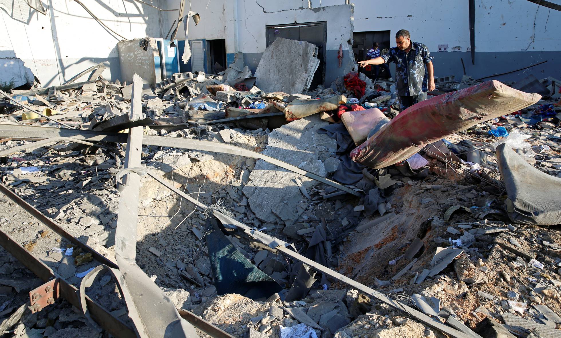 Escombros no centro de detenção de imigrantes atingido por um bombardeio aéreo em Tayura, Trípoli. ISMAIL ZITOUNY (REUTERS)