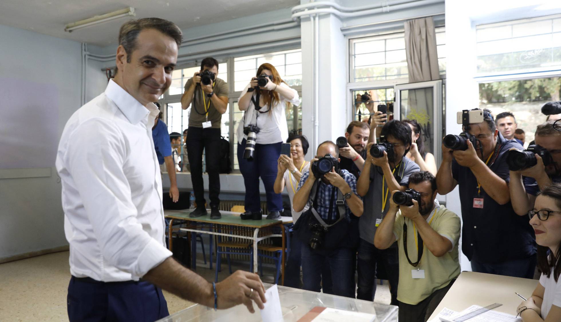 O líder conservador Kyriakos Mitsotakis vota neste domingo em Atenas. Em vídeo, perfil de Mitsotakis. PETROS GIANNAKOURIS AP