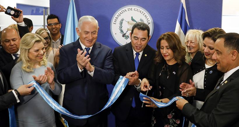 O presidente da Guatemala, Jimmy Morales, e o primeiro-ministro de Israel Benjamin Netanyahu inauguram a nova embaixada guatemalteca em Jerusalém (foto: Ronen Zvulun/ POOL / AFP)
