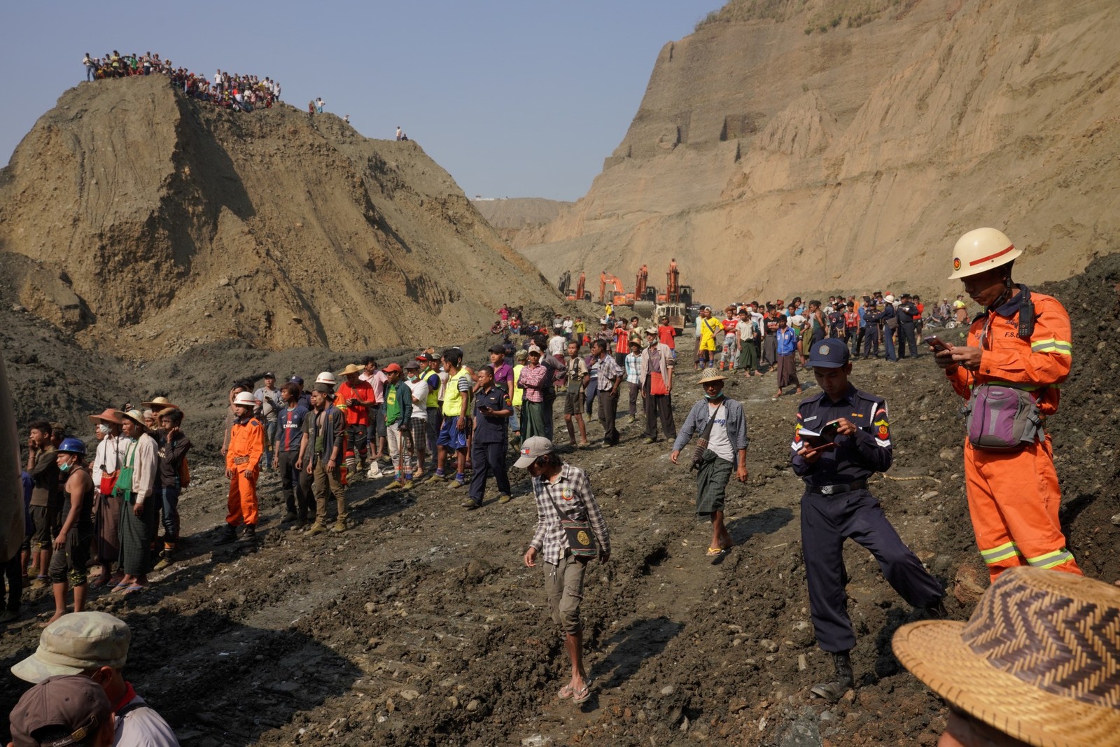 Moradores observam mina de jade onde uma barragem de lama desmoronou em Hpakan, no norte de Mianmar. — Foto: Reuters/Stringer