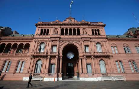 Policial faz patrulha em frente à Casa Rosada, em Buenos Aires 26/03/2019 REUTERS/Agustin Marcarian