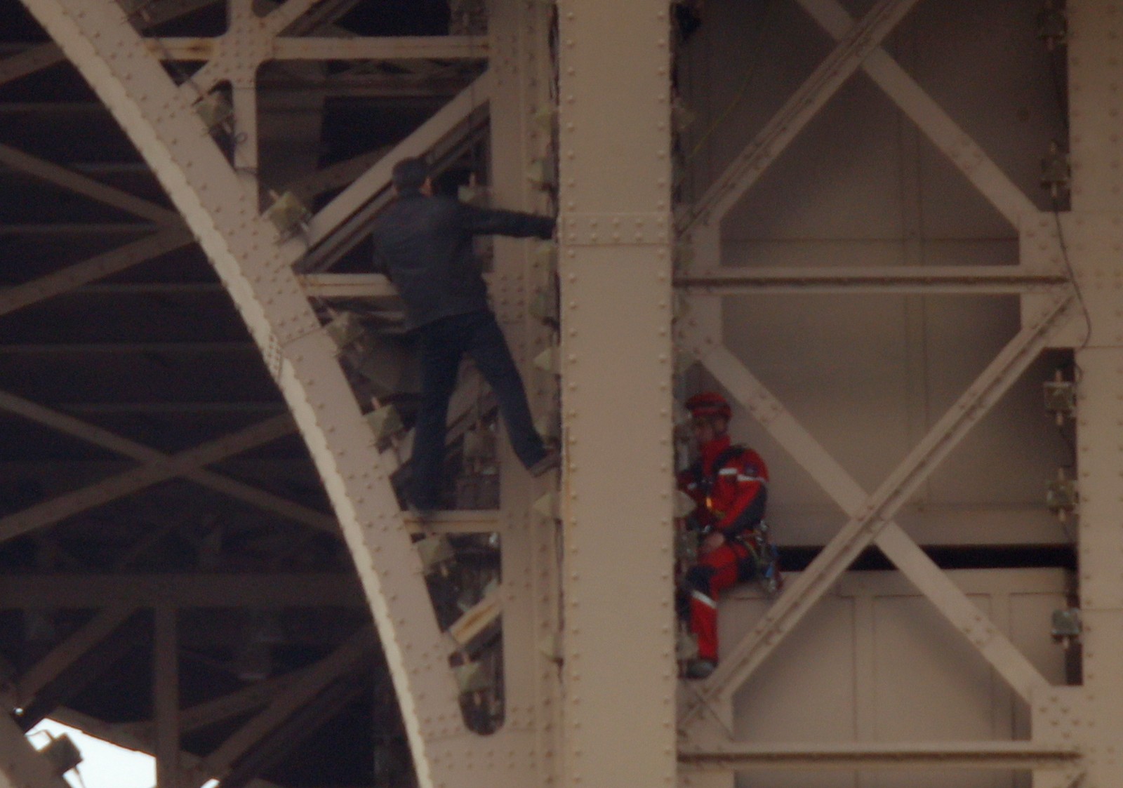 Homem escala a Torre Eiffel em Paris — Foto: Reuters/Charles Platiau