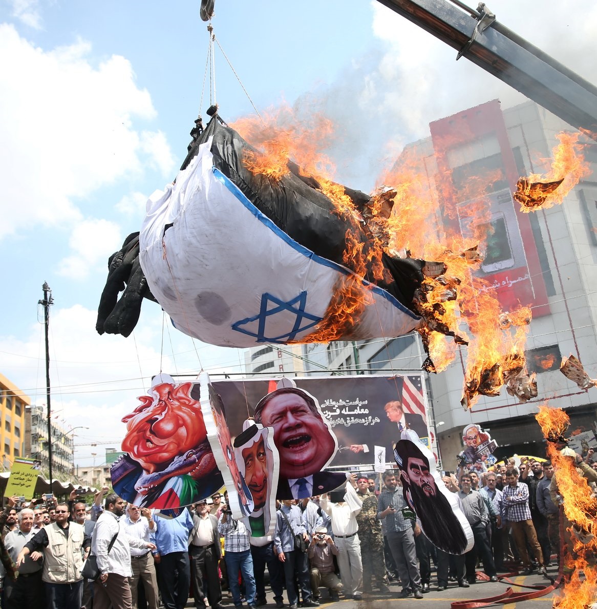 Iranianos queimam bandeira de Israel durante marcha do "Dia de Quds (Jerusalém)" em Teerã 31/05/2019 Meghdad Madali/Agência Tasnim/via REUTERS