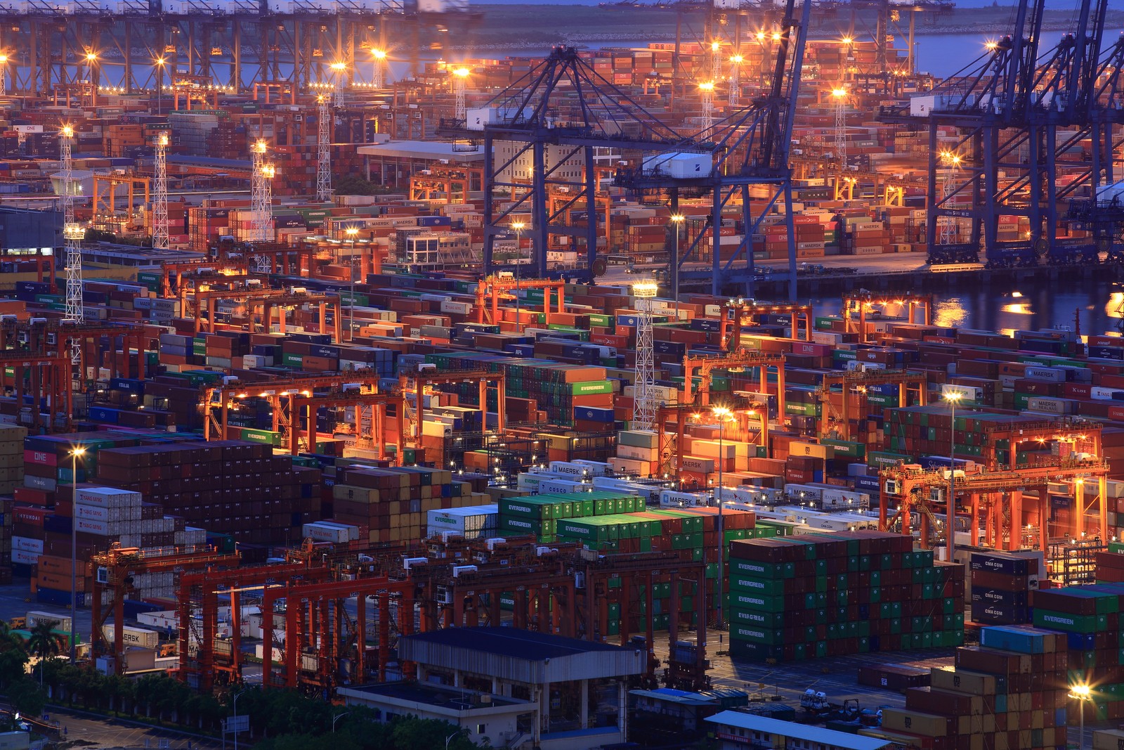 Imagem do porto de Shenzhen, na China — Foto: Reuters