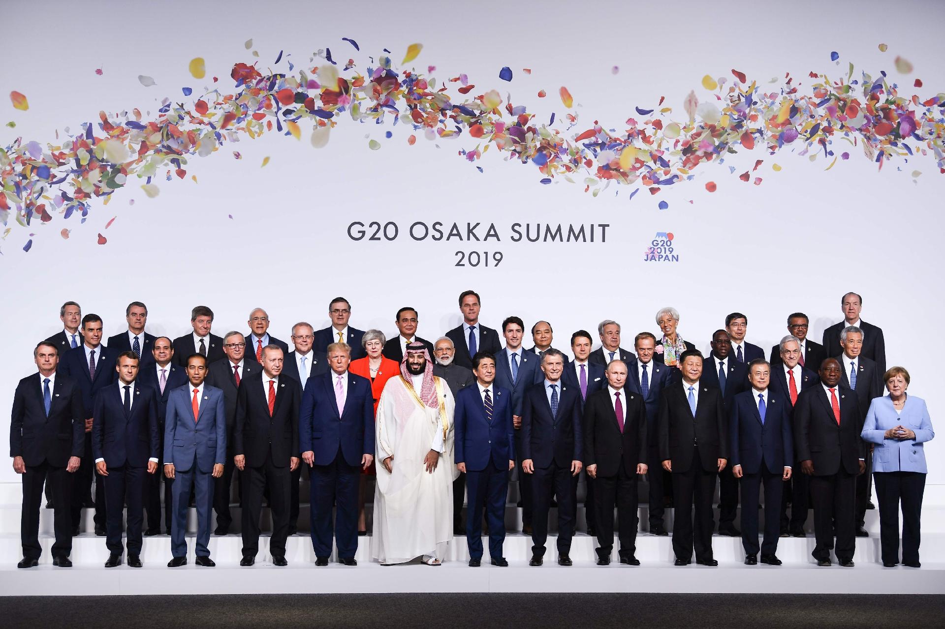 Os líderes do G20 posam para foto em Osaka.