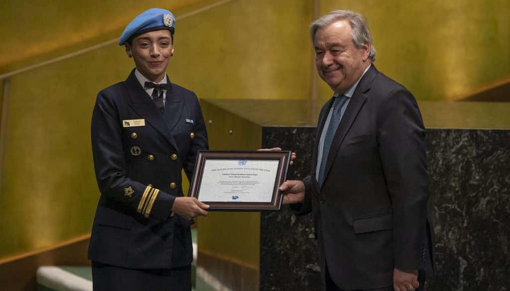 A militar brasileira Marcia Andrade Braga recebe das mãos do secretário-geral da ONU, António Guterres, o prêmio de Defensora Militar da Igualdade de Gênero da ONU. Foto: ONU/Cia Pak