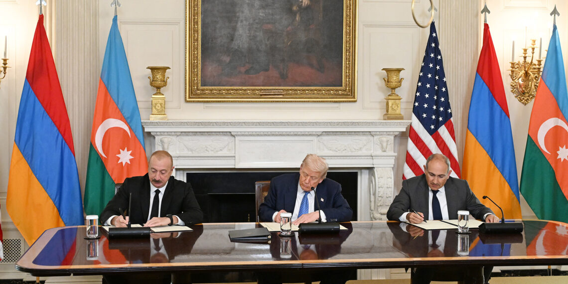 O presidente do Azerbaijão, Ilham Aliyev, à esquerda, e o armênio Nikol Pashinyan assinam acordo de paz junto ao presidente estadunidense, Donald Trump / Foto: Eyepress via Reuters Connect
