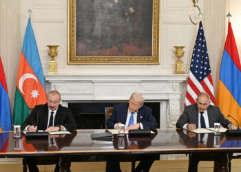 O presidente do Azerbaijão, Ilham Aliyev, à esquerda, e o armênio Nikol Pashinyan assinam acordo de paz junto ao presidente estadunidense, Donald Trump / Foto: Eyepress via Reuters Connect