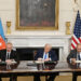 O presidente do Azerbaijão, Ilham Aliyev, à esquerda, e o armênio Nikol Pashinyan assinam acordo de paz junto ao presidente estadunidense, Donald Trump / Foto: Eyepress via Reuters Connect