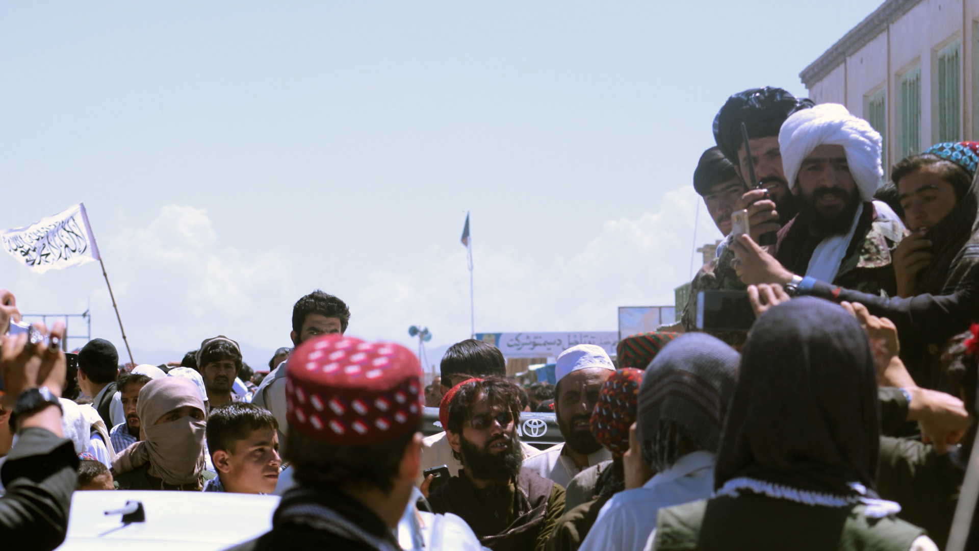 epa06812876 Alleged Taliban militants meets Afghan people as a group of Taliban visits to greet people, as a goodwill gesture amid a three-day ceasefire on second day of Eid al-Fitr, in Paktia, Afghanistan, 16 June 2018. Earlier in the month, President Ghani's government had announced a temporary ceasefire, starting on  12 June, to last until the end of the festival. The Taliban had followed suit a few days later and announced a three-day partial ceasefire during the festival.  EPA/STR