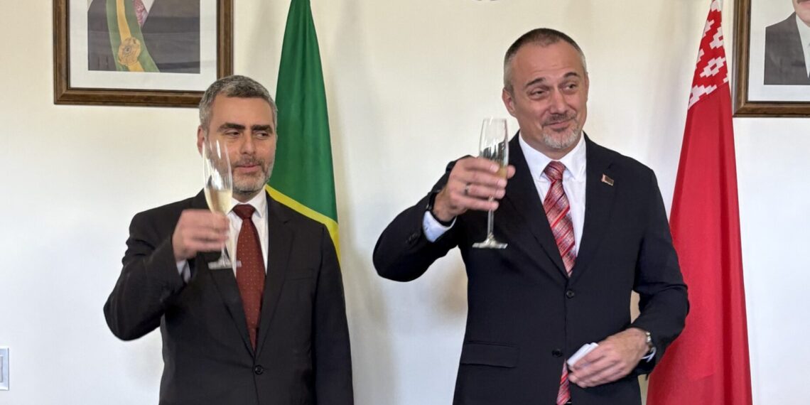 Os embaixadores embaixador Flávio Célio Goldman e Andrey Andreyev