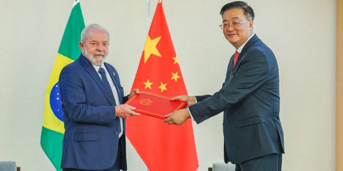 Presidente Lula com o novo embaixador da China no Brasil, Zhu Qingqiao