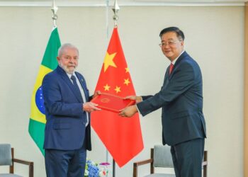 Presidente Lula com o novo embaixador da China no Brasil, Zhu Qingqiao