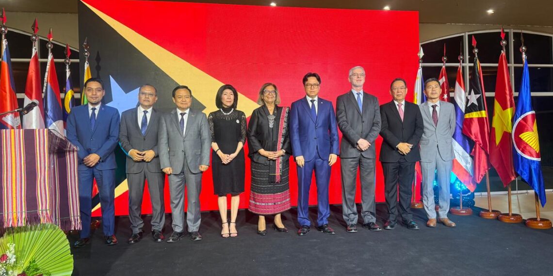 A embaixadora Maria Ângela Carrascalão (ao Centro) como os representantes diplomáticos dos países da ASEAN