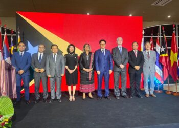 A embaixadora Maria Ângela Carrascalão (ao Centro) como os representantes diplomáticos dos países da ASEAN