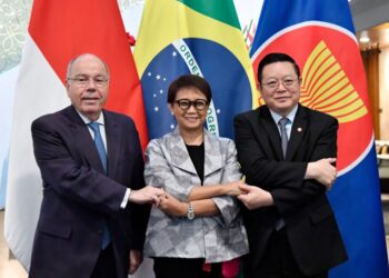O Secretário-Geral da ASEAN, Dr. Kao Kim Hourn (R), o Ministro dos Negócios Estrangeiros da Indonésia, Retno Marsudi (C), e o Ministro dos Negócios Estrangeiros do Brasil, Mauro Vieira. (Foto: Ministério das Relações Exteriores da Indonésia)