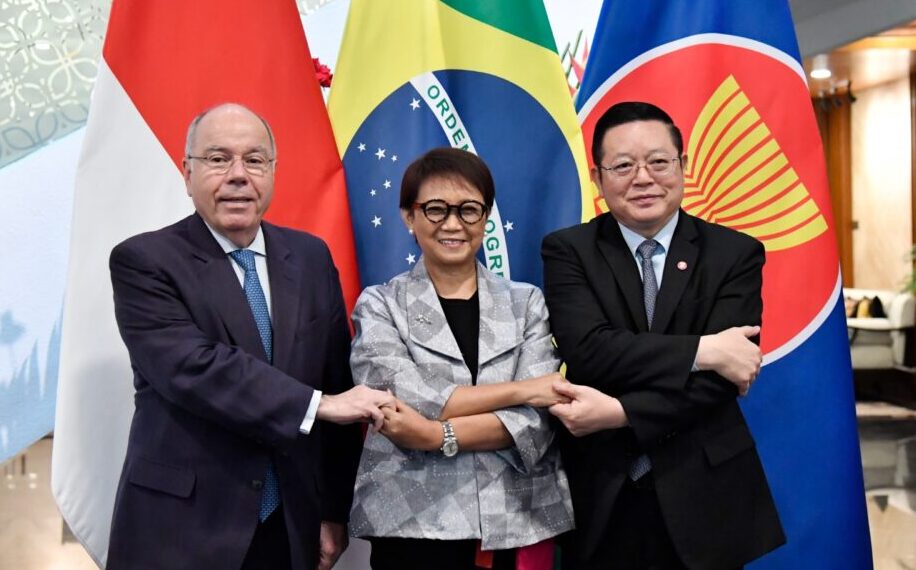 O Secretário-Geral da ASEAN, Dr. Kao Kim Hourn (R), o Ministro dos Negócios Estrangeiros da Indonésia, Retno Marsudi (C), e o Ministro dos Negócios Estrangeiros do Brasil, Mauro Vieira. (Foto: Ministério das Relações Exteriores da Indonésia)