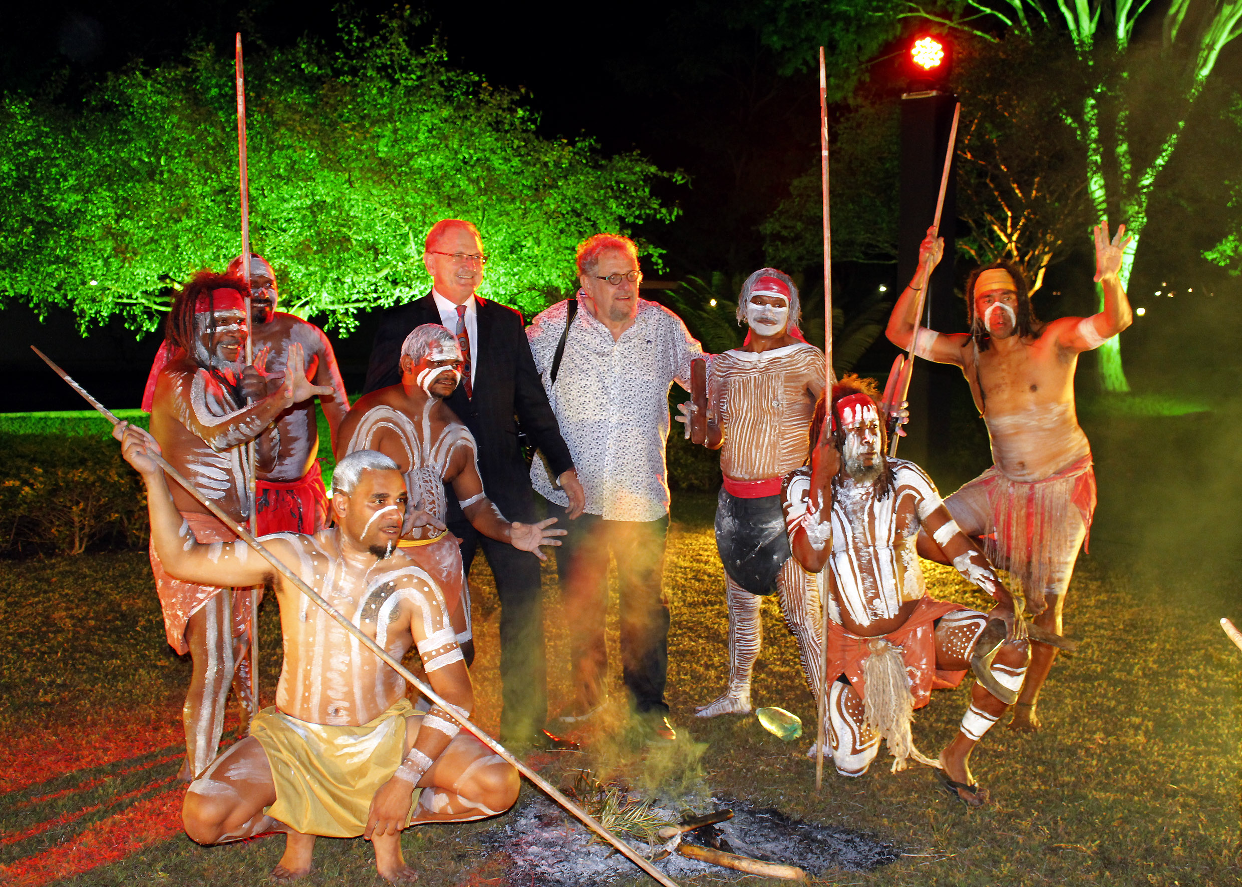 Embaixador John Richardson recebe o  Descendance, premiado grupo de dança aborígene da Austrália.