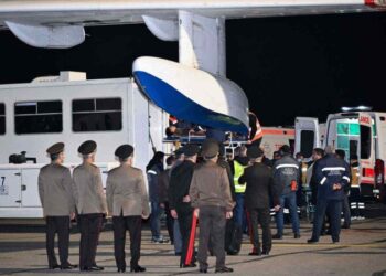 Funcionários do aeroporto de Baku e médicos recebem feridos na queda de aeronave da Embraer em Aktau, na quarta-feira -