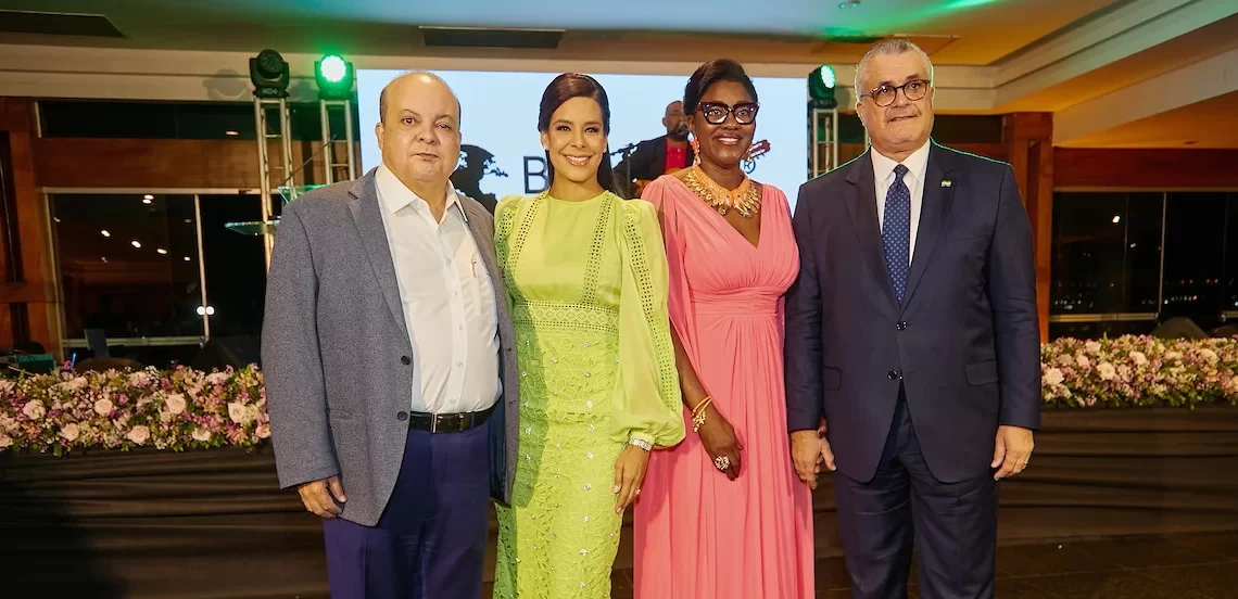 O governador Ibaneis Rocha, a primeira-dama Mayara  Rocha, a embaixatriz do Gabão, Julie-Pascale Moudoute-Bell e o embaixador Jacques Michel Moudoute-Bell