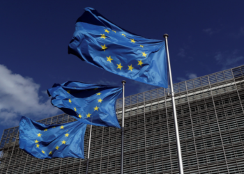 Bandeira da União Europeia - Imagem: Reuters

Leia mais em: https://forbes.com.br/forbes-money/2024/01/chanceler-alemao-pede-a-uniao-dos-mercados-de-capitais-da-ua-criacao-de-mercado-unico-de-capitais-na-uniao-europeia-esta-em-pauta-desde-2015-sem-qualquer-progresso-realniao-europeia/