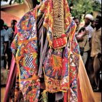 Dia Da Independência Do Estado Do Benin. 1 De Agosto. Um Feriado Nacional  Patriótico No País Africano. Uma Mão Da Pessoa Com Uma Bandeira Benin. O  Desenho Manual Em Grande Estilo Do