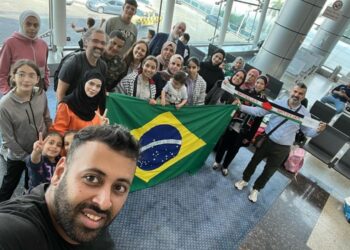 Brasileiros no Cairo, capital do Egito, antes de embarcar no avião da FAB nesta segunda-feira, 13
Reprodução/Instagram