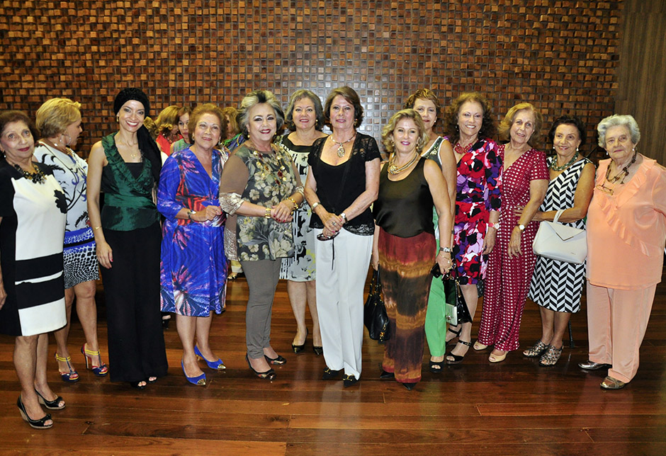Lúcia Chaves sided by the vice-presidents Maria Luiza Mathias and Cecília Martins with some of the members of the directory of 2016 and the pianist Maria Alice Braga