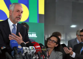 Presidente da COP30, André Corrêa do Lago fala com jornalistas após reunião com o presidente da República Luiz Inácio Lula da Silva, no Palácio do Planalto - José Cruz/Agência Brasil