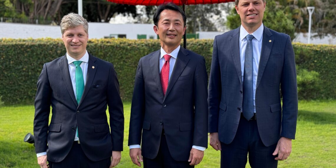 Lucas Redecker e Marcel van Hattem aproveitaram o encontro para agradecer a solidariedade e o apoio do povo e do governo japonês, com o Rio Grande do Sul. Para ambos, os Japão como referência internacional tem muito a ensinar ao Brasil em termos de prevenção de desastres naturais.