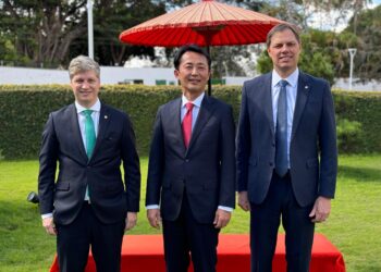 Lucas Redecker e Marcel van Hattem aproveitaram o encontro para agradecer a solidariedade e o apoio do povo e do governo japonês, com o Rio Grande do Sul. Para ambos, os Japão como referência internacional tem muito a ensinar ao Brasil em termos de prevenção de desastres naturais.