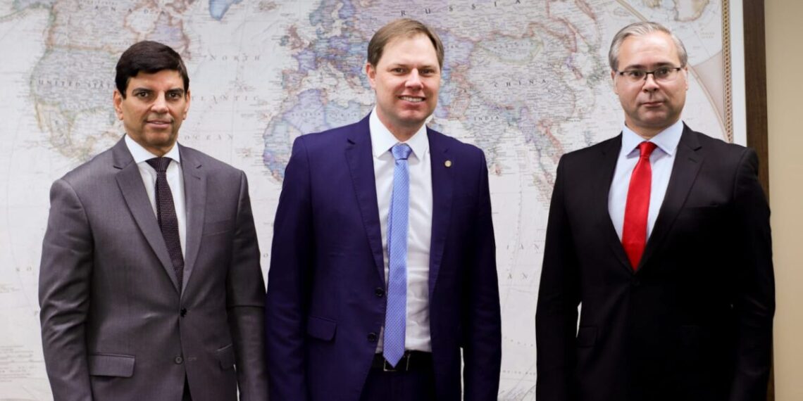 Os deputados Lucas Redecker (PSDB-RS) e Claudio Cajado (PP-BA) e o embaixador Rashad Novruz