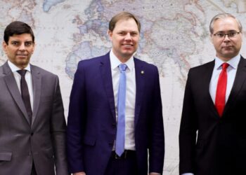 Os deputados Lucas Redecker (PSDB-RS) e Claudio Cajado (PP-BA) e o embaixador Rashad Novruz