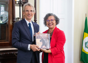 A vice-reitora no exercício da Reitoria, Profª Diana Azevedo, recebeu o embaixador da França no Brasil, Emmanuel Lenain (Foto: Gutiérrez Reges)