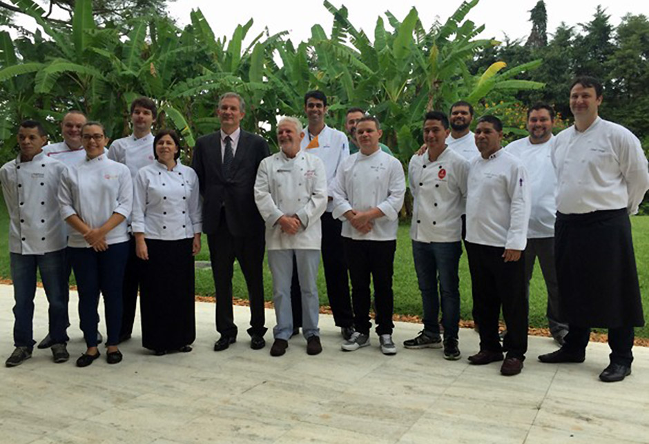 Chefs reunidos com o embaixador da França, Laurent Bili (Foto: Gabriel Luiz/G1)