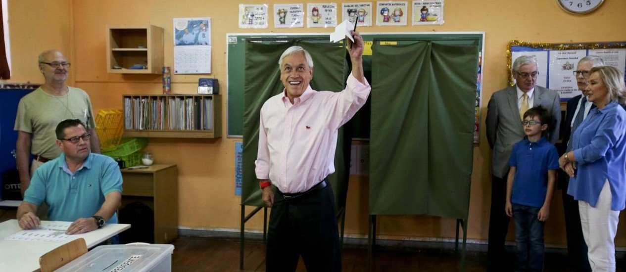 Presidente do Chile vota durante segundo turno que escolheria seu sucessor Foto: PABLO VERA LISPERGUER / AFP