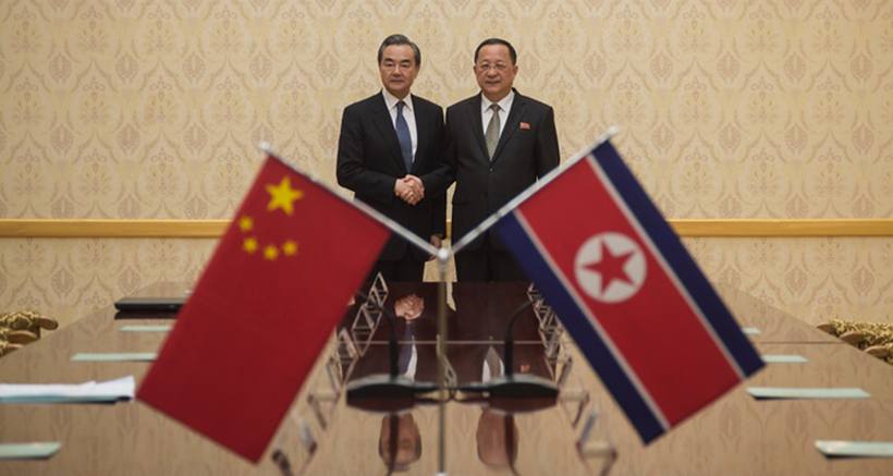 O chanceler chinês Wang Yi e vice-ministro das Relações Exteriores norte-coreana, Ri Kil Song (foto: Kim Won Jin / AFP)