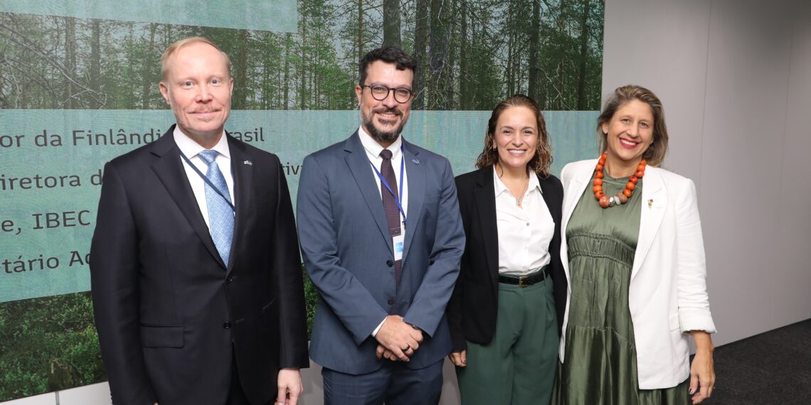 Embaixador Antti Kaski, Lucas Ramalho, Iara Cristina Alves e Beatriz Luz (foto Sérgio Moura)