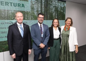 Embaixador Antti Kaski, Lucas Ramalho, Iara Cristina Alves e Beatriz Luz (foto Sérgio Moura)