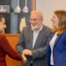 Vencedora da edição anterior, Laila Paiva (à esq.), com o presidente da Petrobrás, Jean Paul Prates (ao centro), e a embaixadora britânica, Stephanie Al-Qaq (à dir.). 28/03/2023 (Stephanie Al-Qaq/Twit...