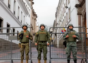 Soldados em guarda no palácio presidencial em Quito, no Equador, em meio a onda de violência
Imagem: 10.jan.2024-Karen Toro/Reuters