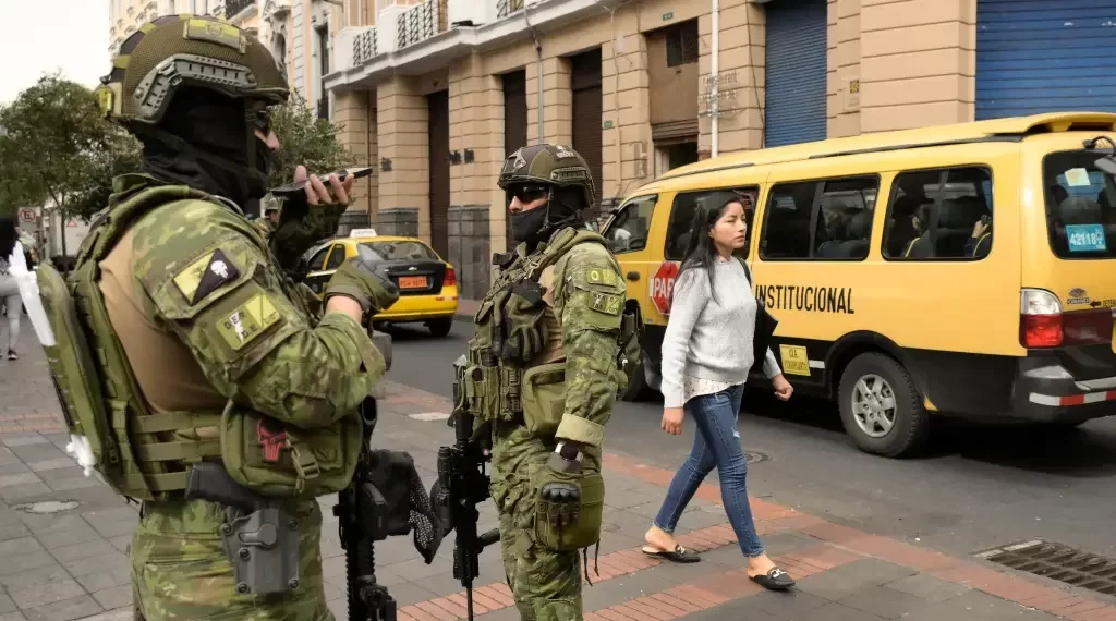 Soldados patrulham centro de Quito, na terça, 9 (AFP)