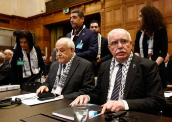 Chanceler palestino Riyad al-Maliki e enviado palestino na ONU Riyad Mansour na CIJ em Haia 19/2/2024 REUTERS/Piroschka van de Wouw
© Thomson Reuters