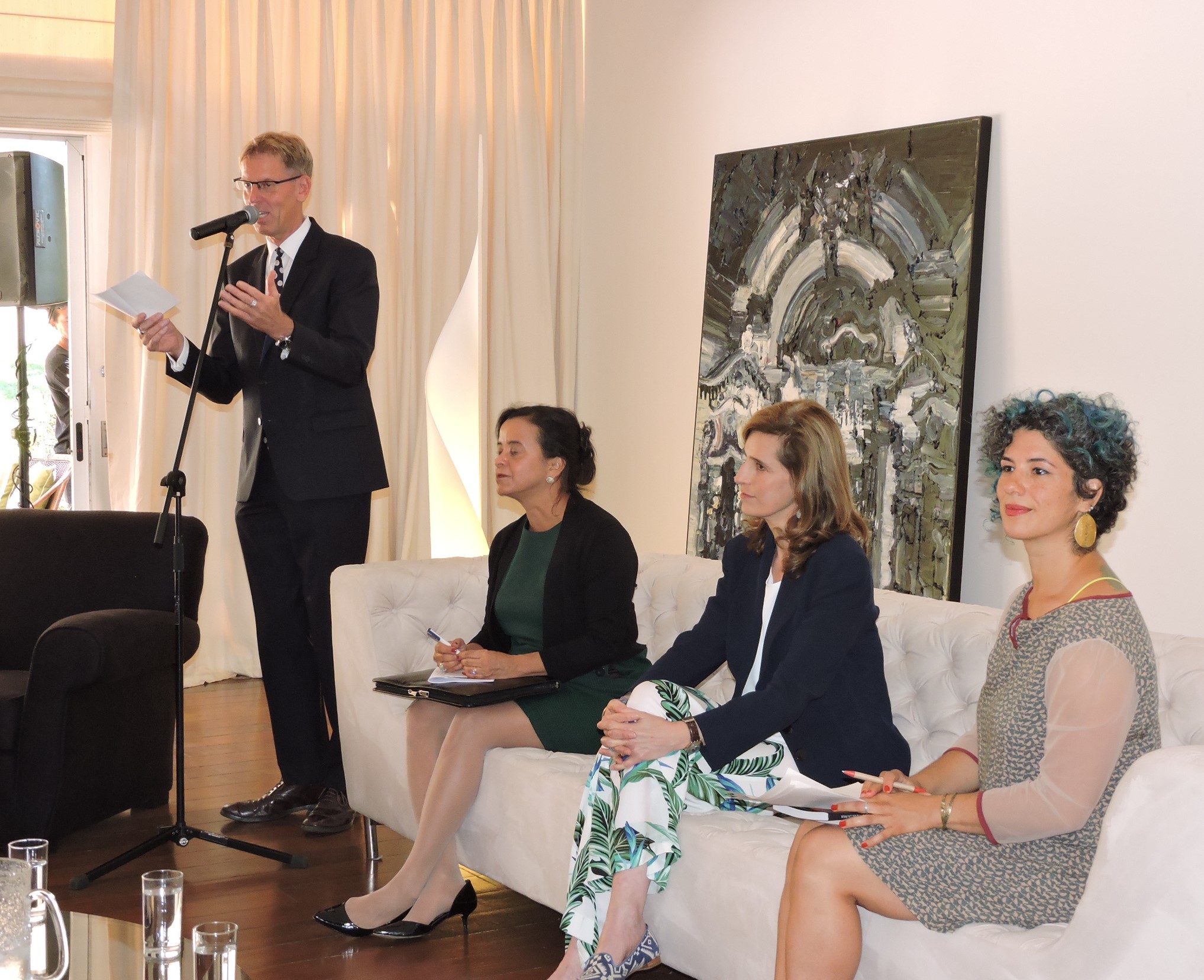 The host, Ambassador Jozef Smets opened the debate directed by Princess Maria- Emeralda . (In the middle.