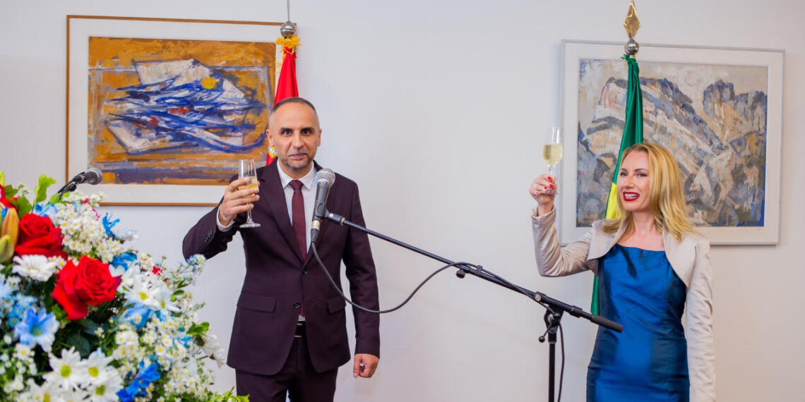 Embaixador Aleksandar Ristić e a Encarregada de Negócios Jelena Blažević