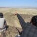 Morador do Baluchistão mostra montanhas onde o Irã lançou mísseis - (crédito: Banaras Khan/AFP)