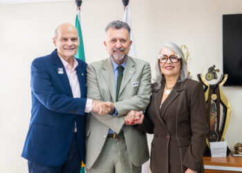 O secretário de Relações Exteriores, Paco Britto, o embaixador do México no Brasil, Carlos García de Alba, e a secretária de Educação, Hélvia Paranaguá