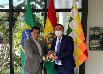 Embaixador Bolat Nussupov e Encarregado de Negócios da Bolívia Horacio Pardo
